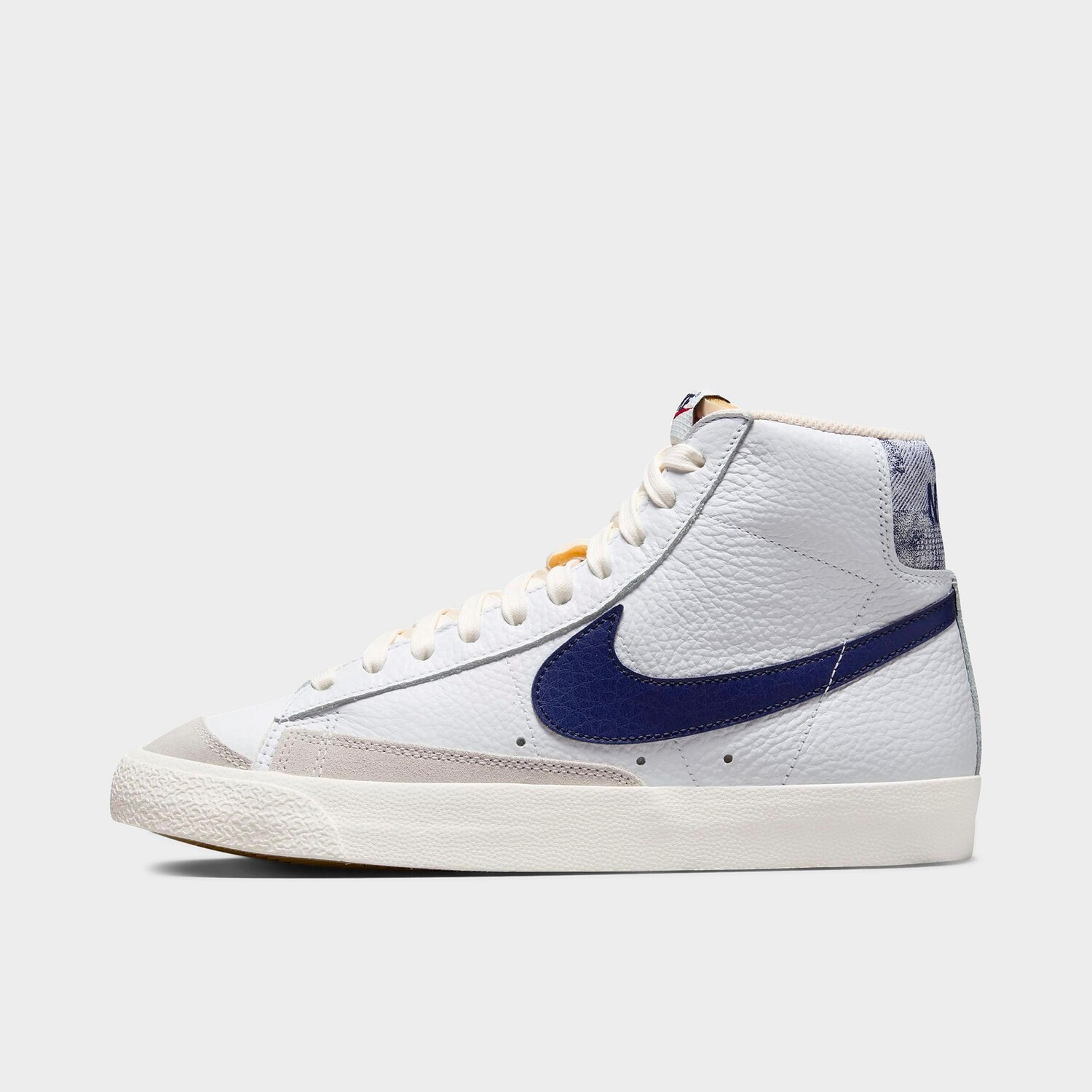 

Повседневные кроссовки из потертого денима Nike Blazer Mid '77 SE, белый