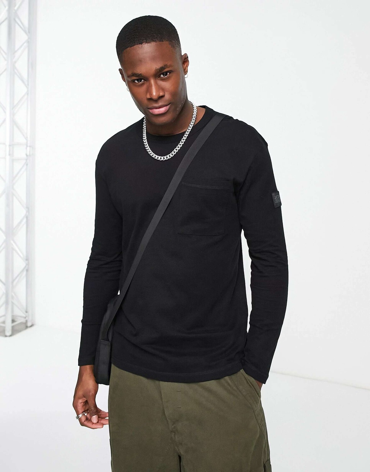 

Черная футболка с длинными рукавами и значком на рукаве Jack & Jones Core, Черный
