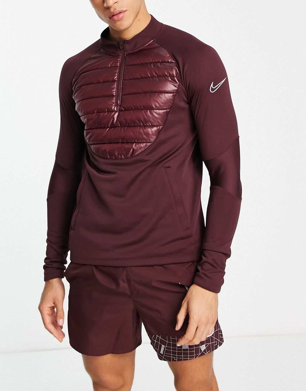 

Темно-красная футболка с половиной молнии Nike Football Academy Winter Warrior Therma-FIT