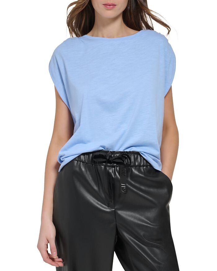 

Топ с рюшами на плечах DKNY