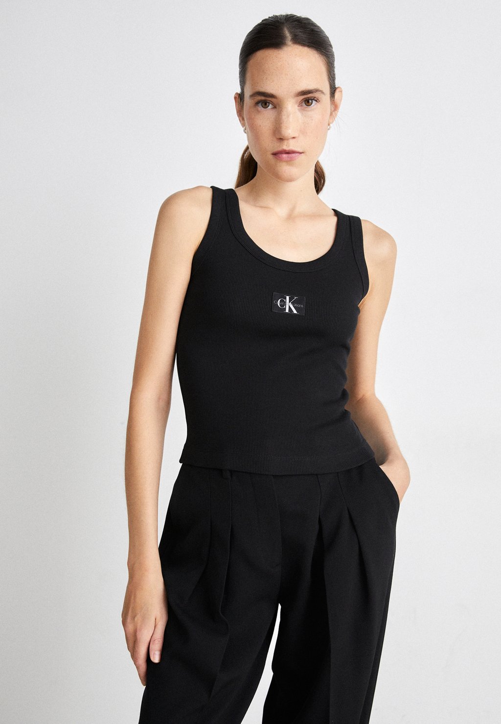 

Верх LABEL TANK Calvin Klein Jeans, черный