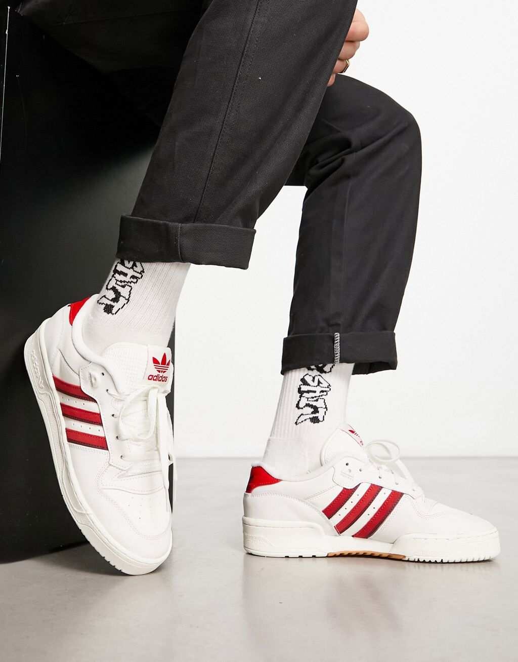 

Бело-красные кроссовки adidas Originals Rivalry Low, Красный