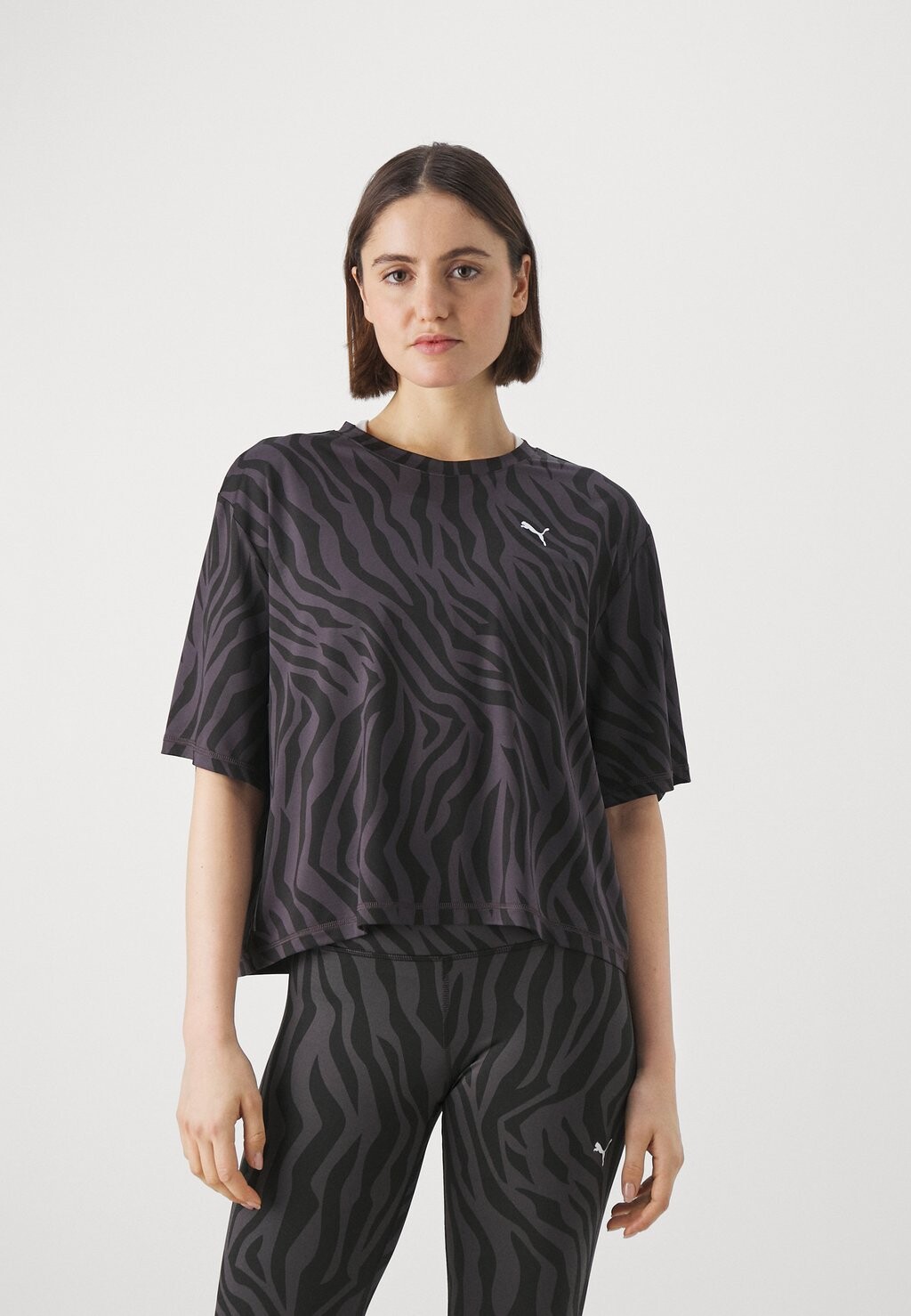 

Спортивная футболка Puma TRAIN FAVORITE CROP TEE, без каблука темно-серого цвета