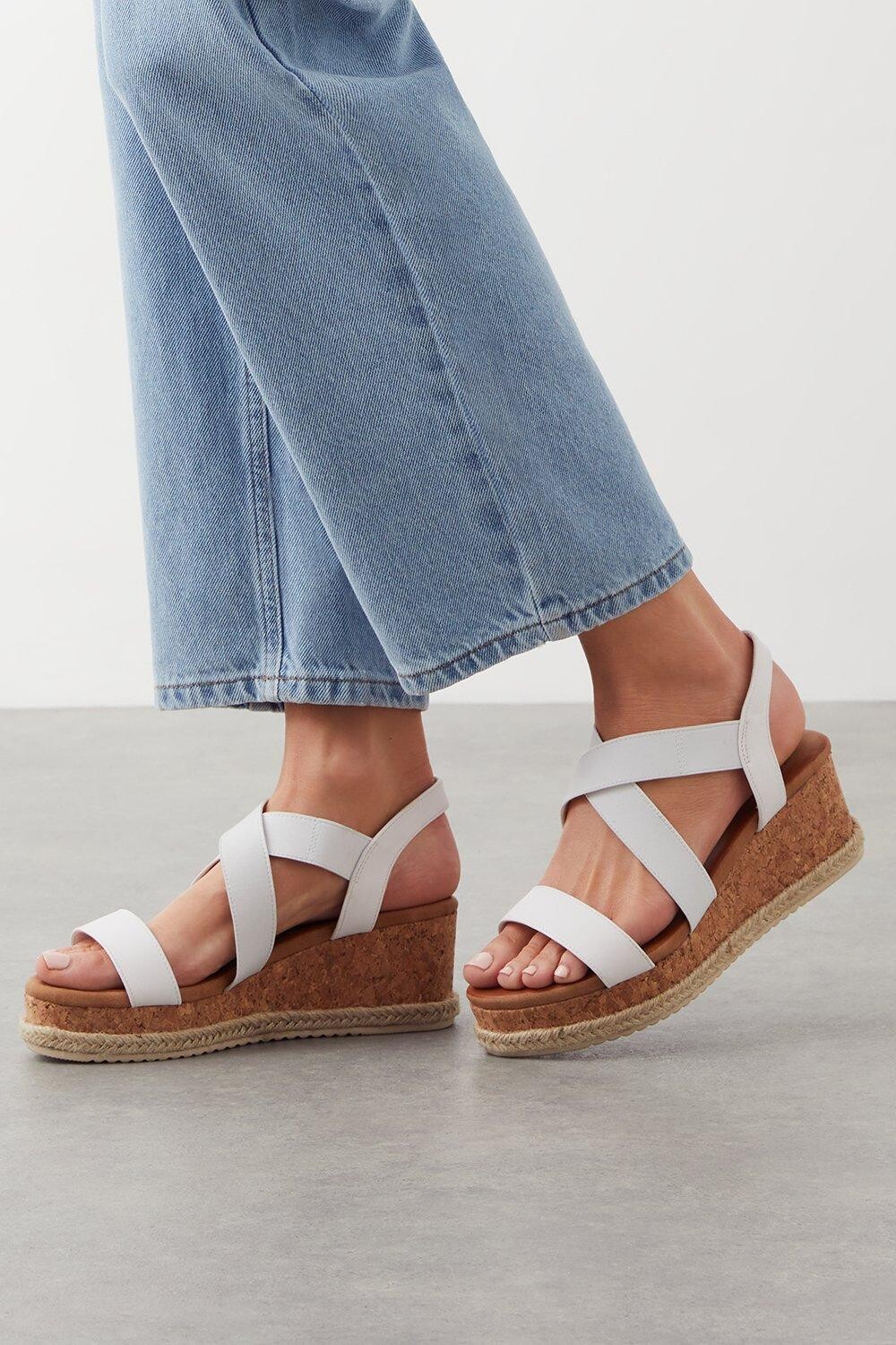 

Хорошо для подошвы: широкие босоножки Hannah на танкетке Dorothy Perkins, белый