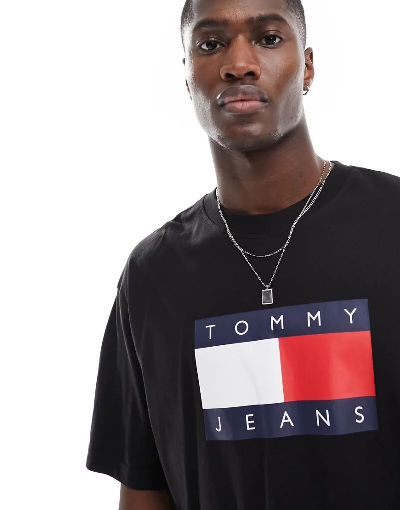 Черная футболка с логотипом в виде флага Tommy Jeans