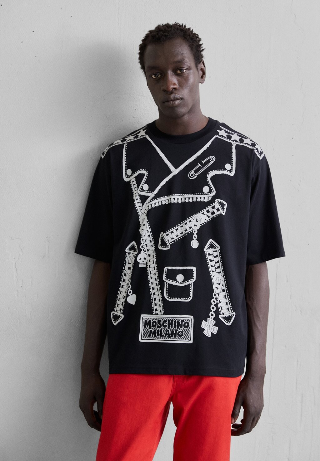 

Футболка с принтом MOSCHINO, фантазийный черный