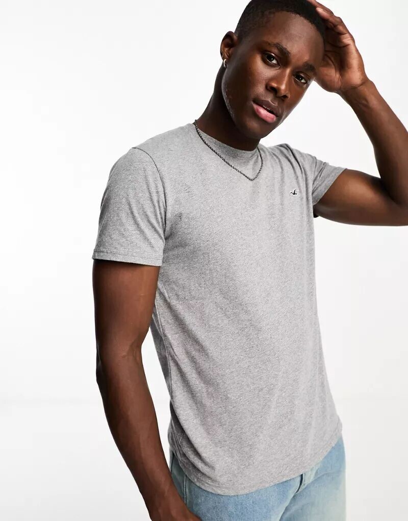 

Серая футболка с круглым вырезом и логотипом чайки Hollister