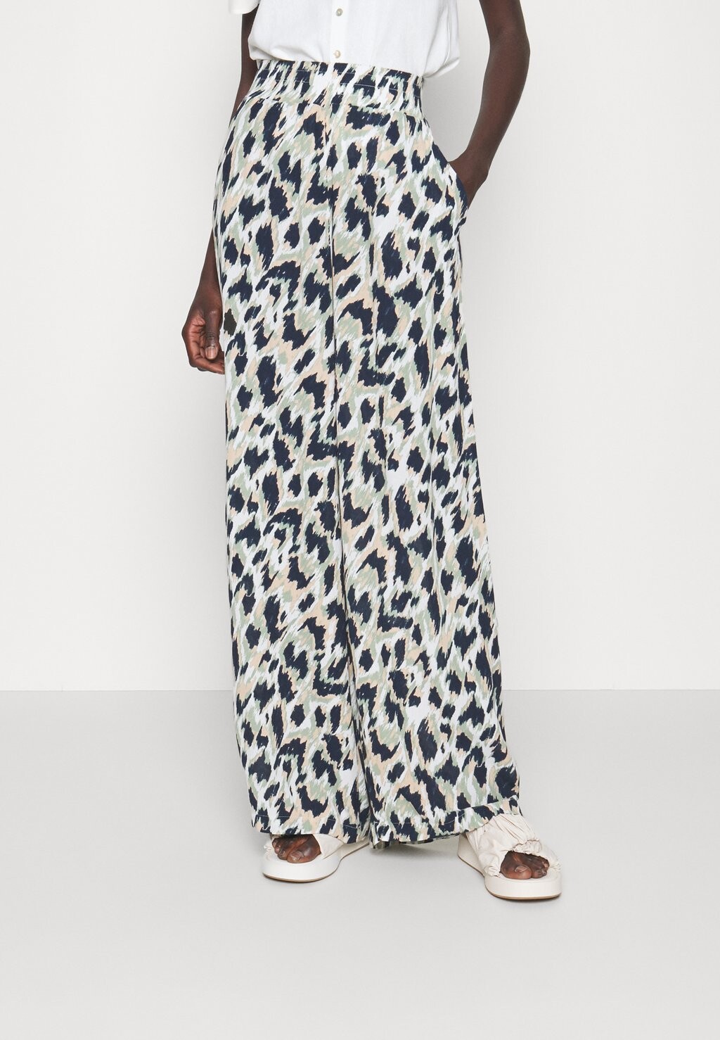 

Брюки Vero Moda, темно-синий