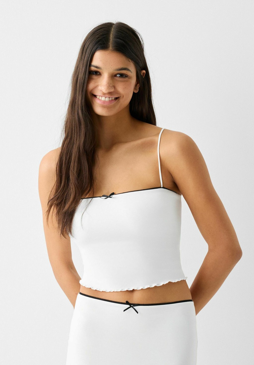 

Топ STRAPPY WITH DETAIL Bershka, цвет white