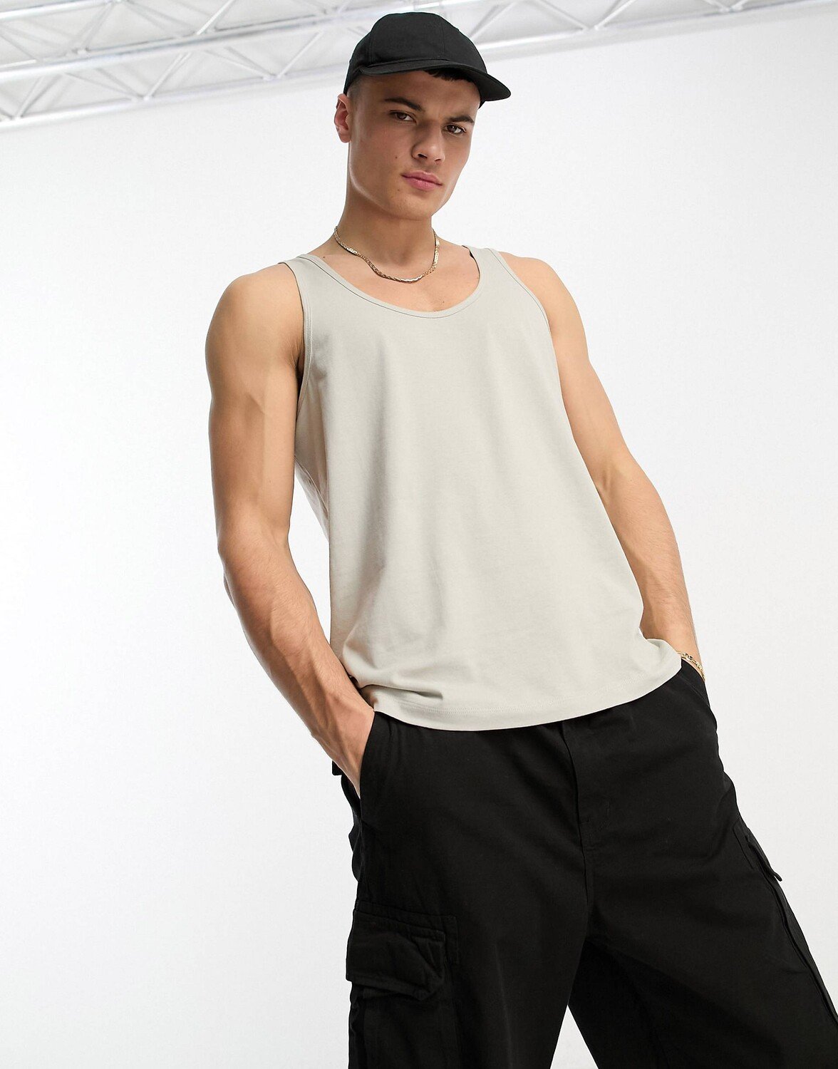 

Жилет цвета хаки с круглым вырезом ASOS DESIGN