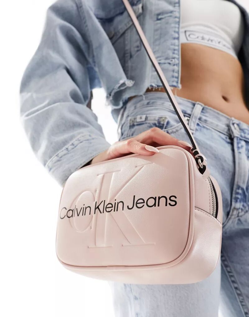 Светло-розовая сумка для фотоаппарата в форме Calvin Klein цена и фото
