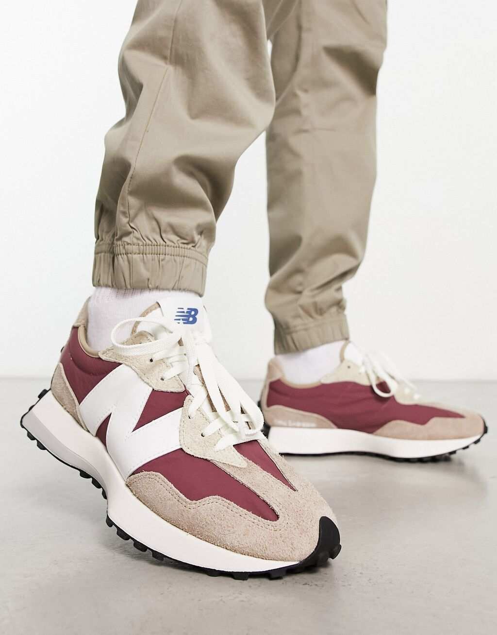 

Кроссовки New Balance 327 бежевого и терракотового цвета