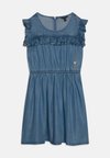 цена Джинсовое платье JUNIOR DRESS Guess, темно-синий