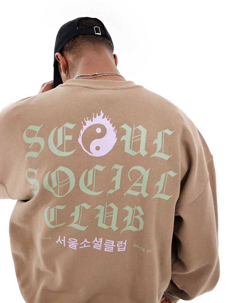

Коричневый свободный свитшот ONLY с принтом Seoul на спине