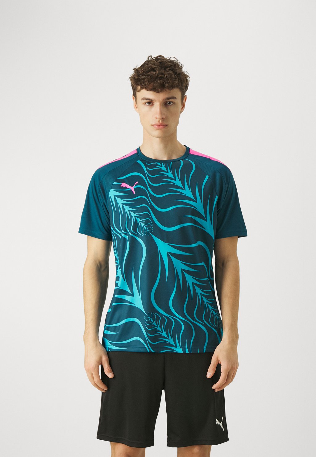 цена Спортивная футболка Individualliga Graphic Puma, цвет ocean tropic/poison pink
