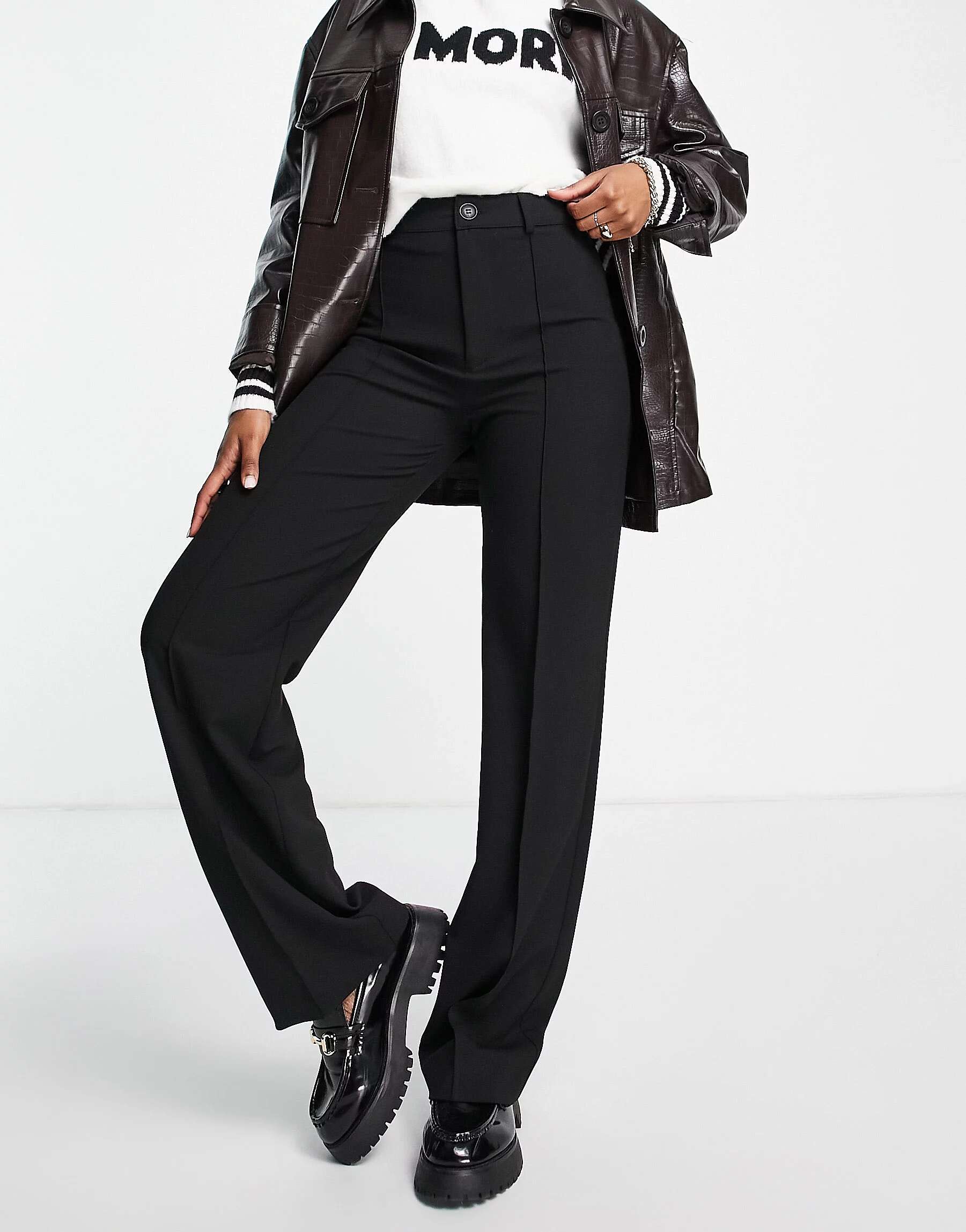 Черные брюки прямого кроя с завышенной талией и передним швом Pull&Bear цена и фото