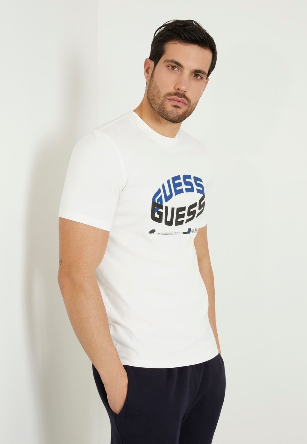

Футболка с принтом MIT FRONTLOGO Guess, цвет weiß