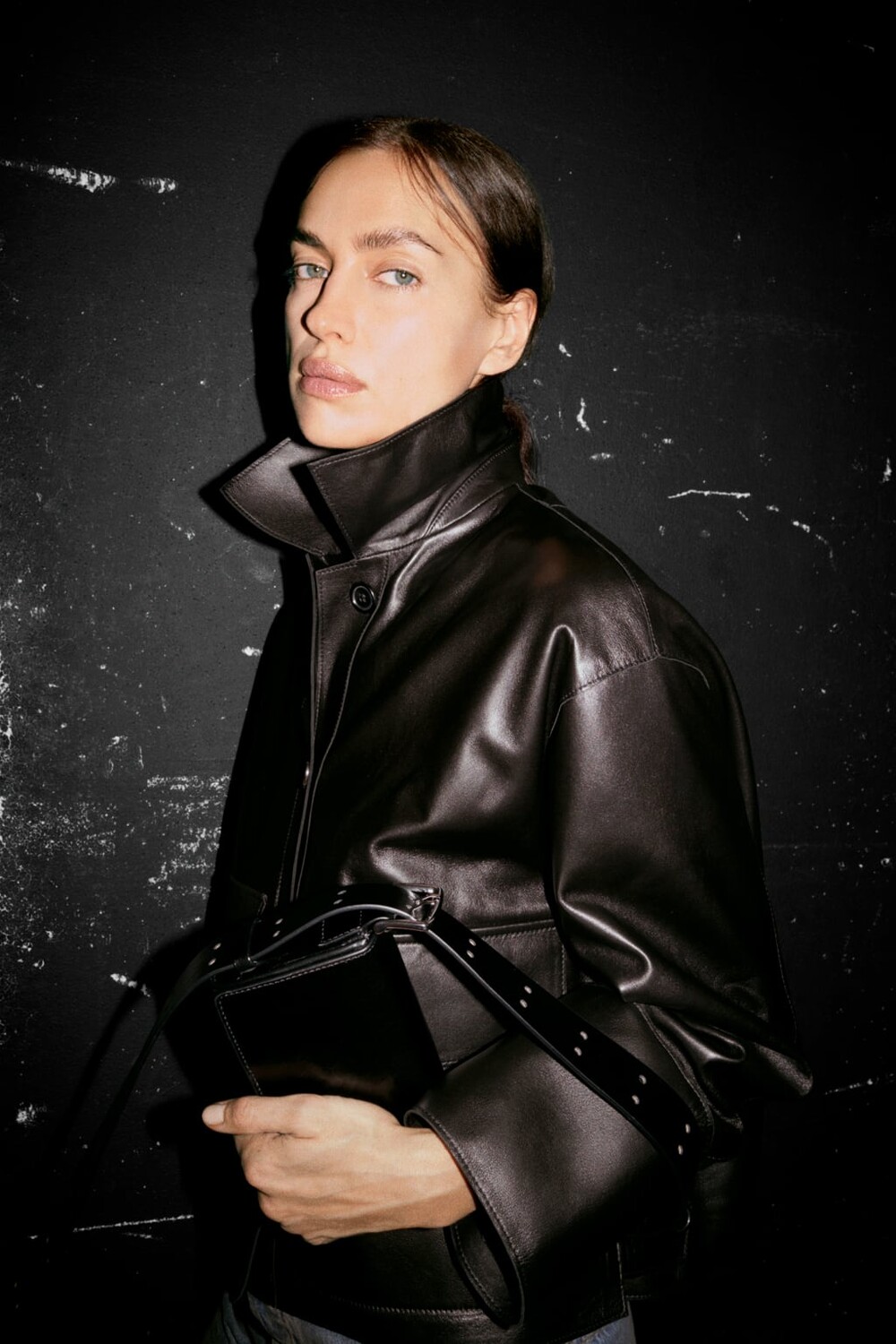 

Кожаная куртка ZW с карманами ZARA, черный