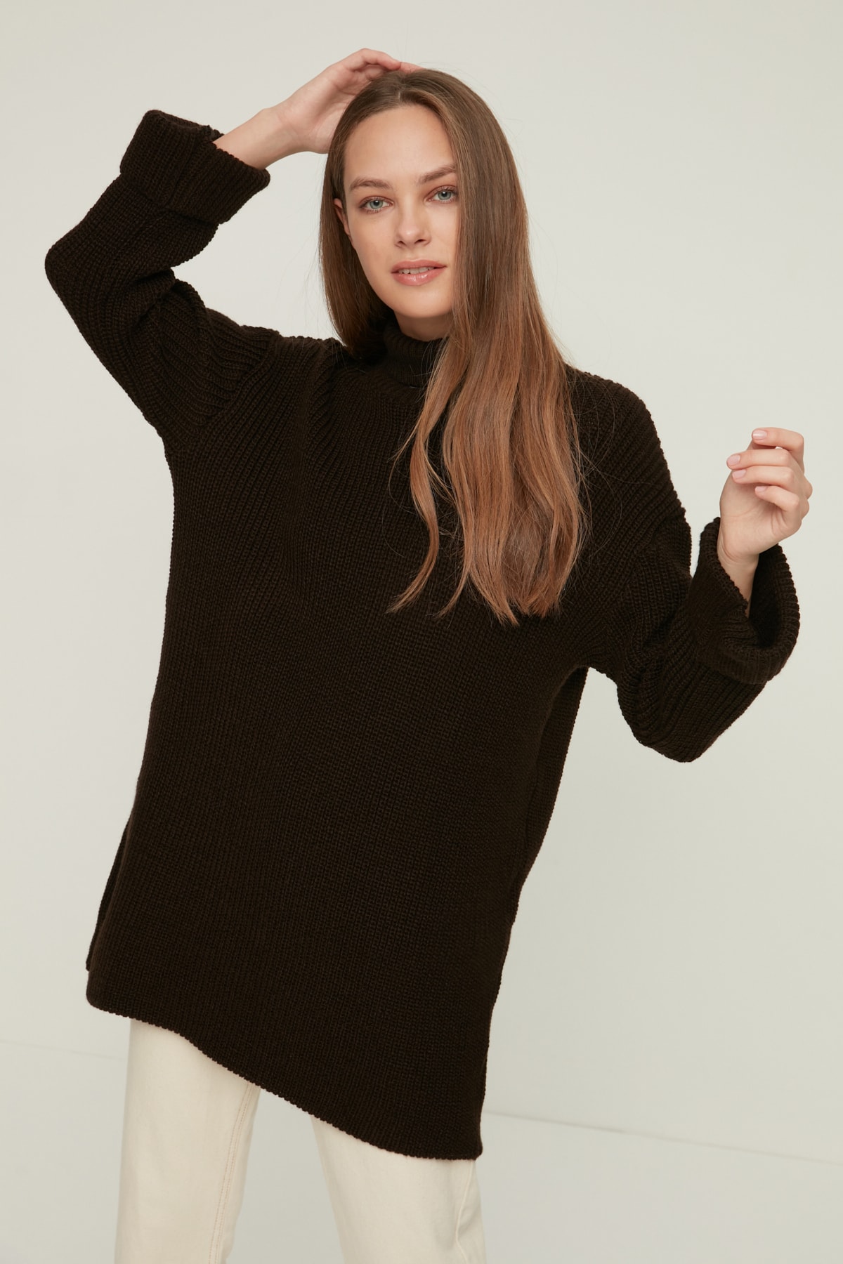 Коричневый вязаный свитер с высоким воротником Trendyol Modest черный вязаный свитер trendyol modest