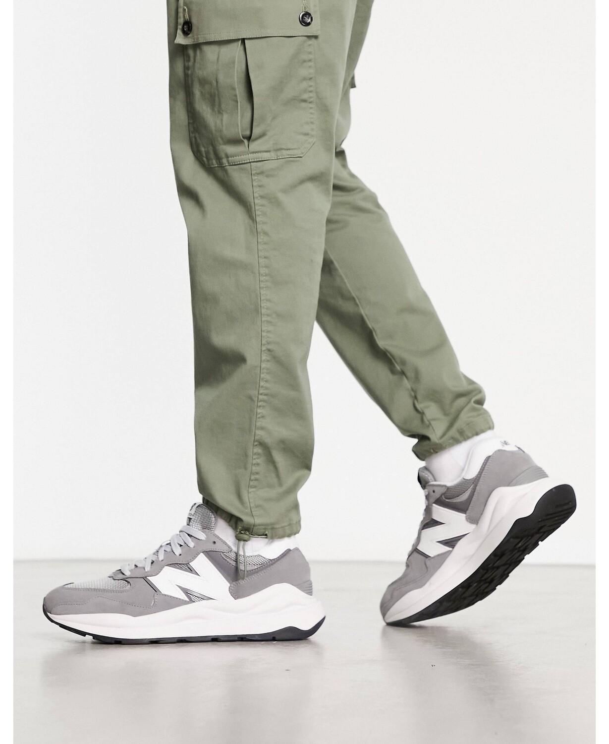 

Серые и белые кроссовки New Balance 5740, Белый