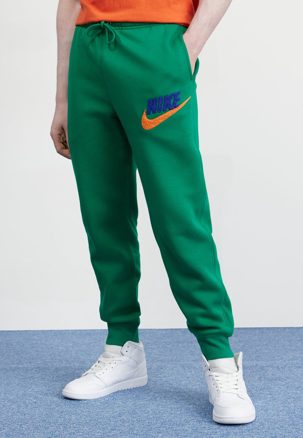 Спортивные брюки Club Jogger Nike, цвет malachite/deep royal blue/safety orange