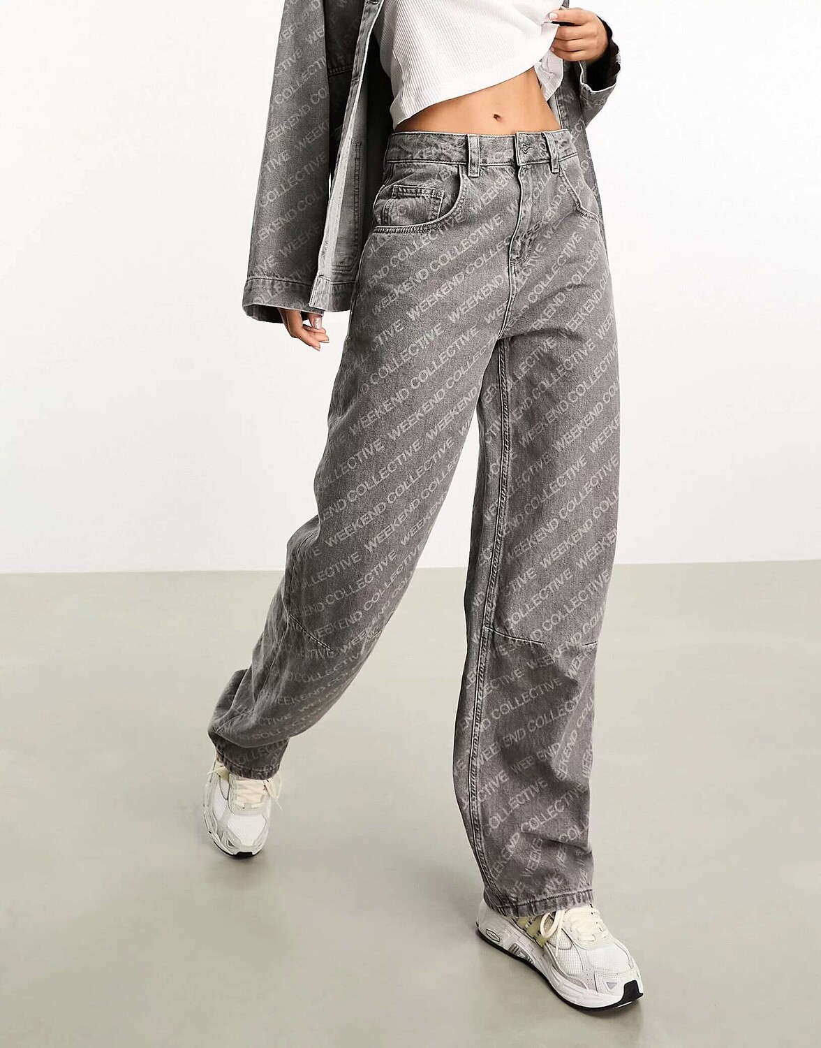 

Серые мешковатые джинсы ASOS Weekend Collective с лазерным принтом