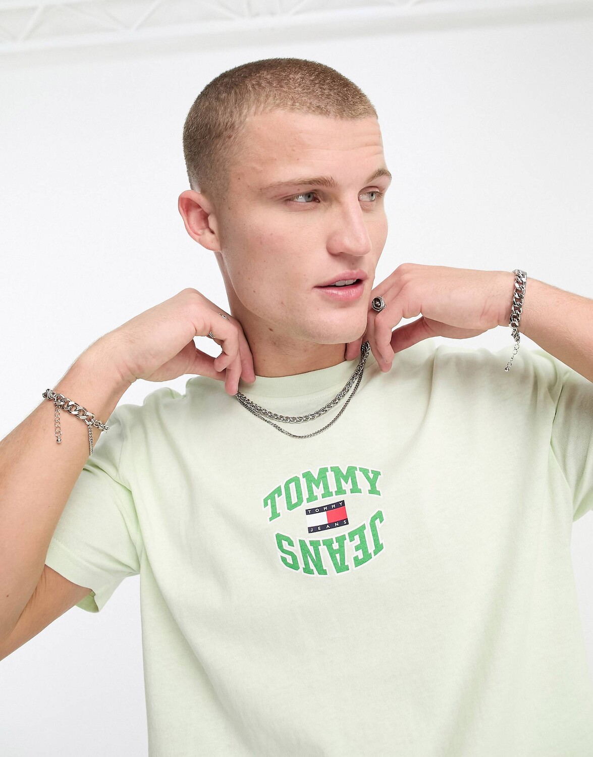 

Зеленая футболка с логотипом Tommy Jeans