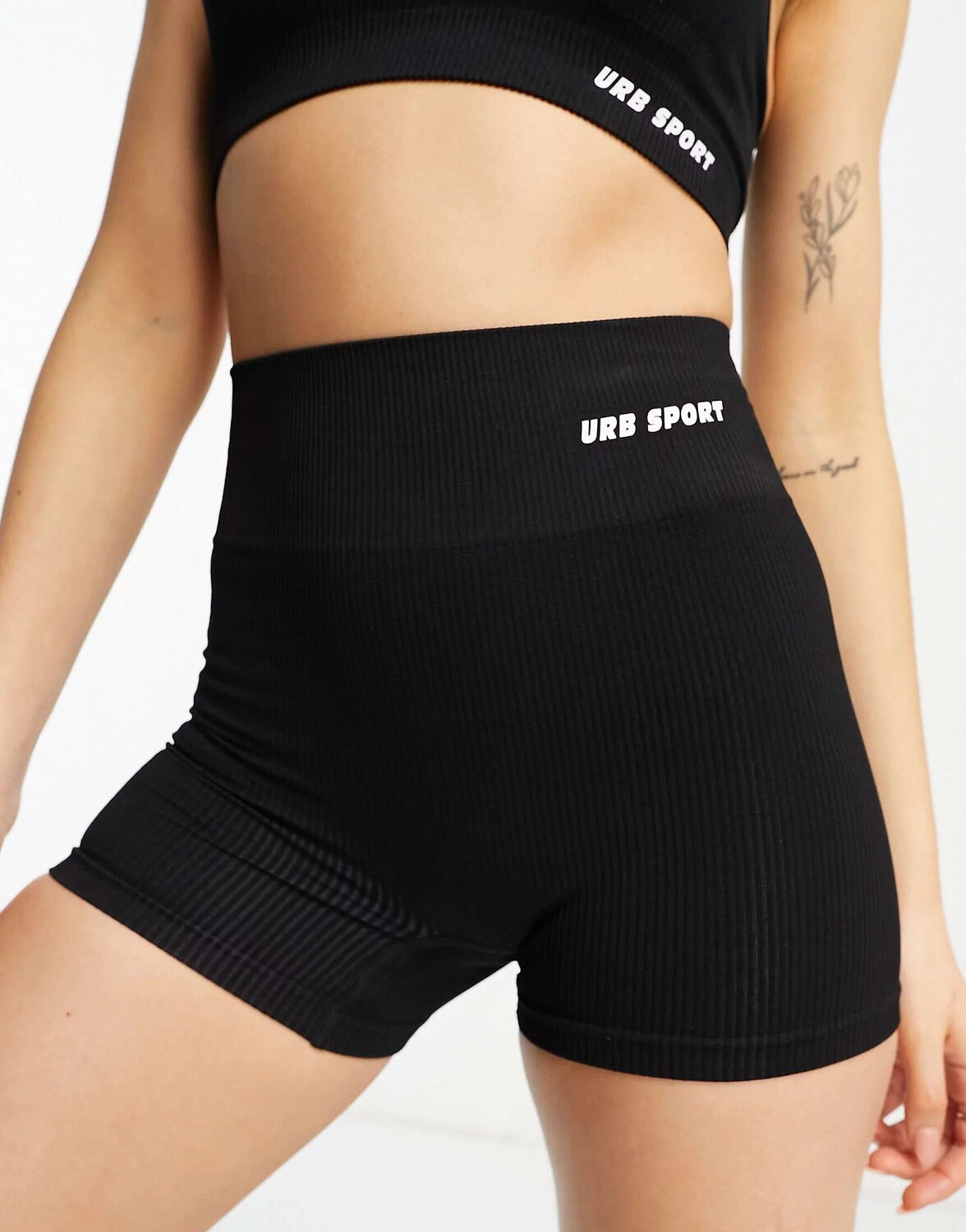 

Черные бесшовные спортивные шорты Urban Threads