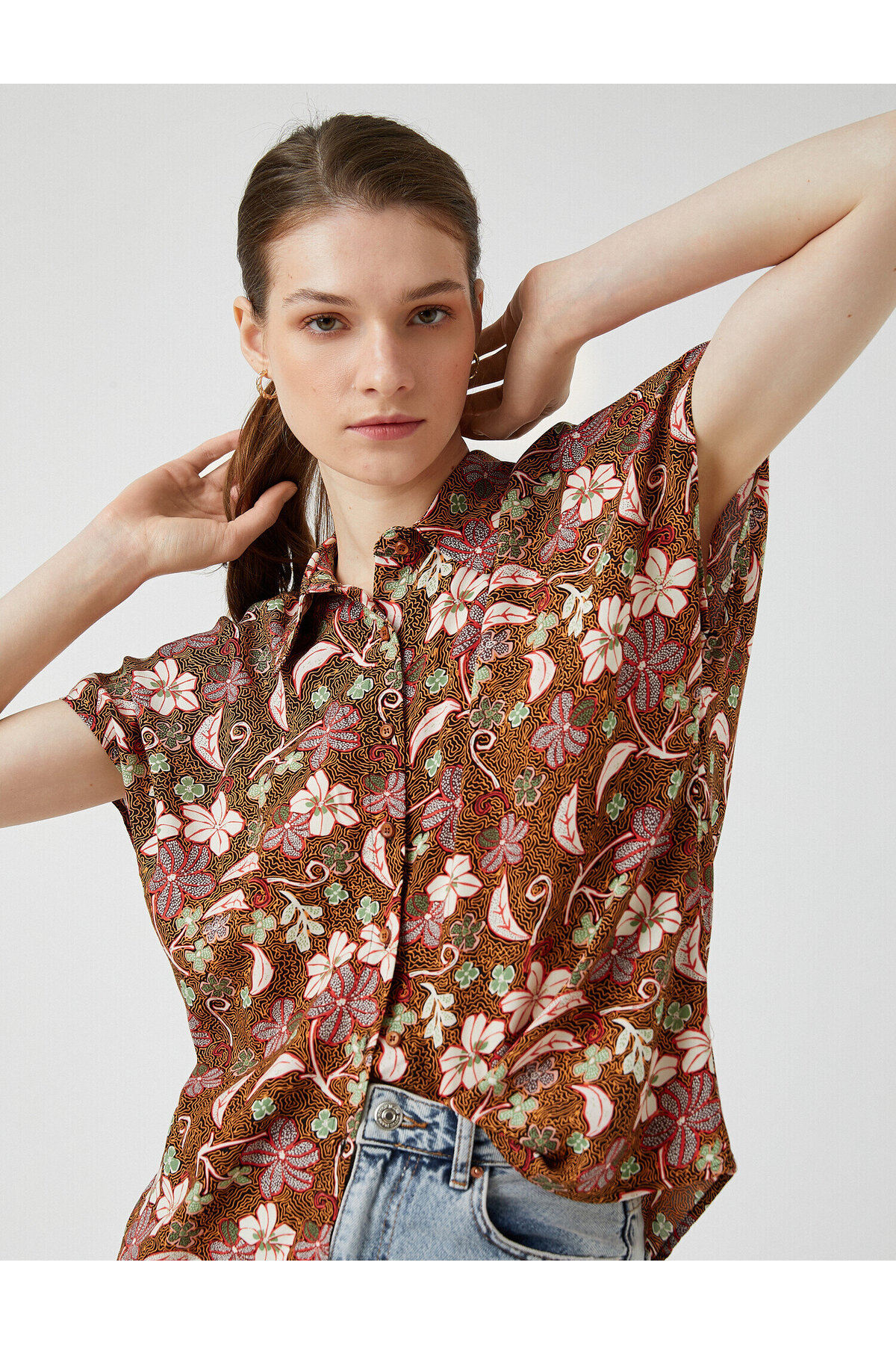 цена Рубашка с цветочным принтом и коротким рукавом Koton, коричневый