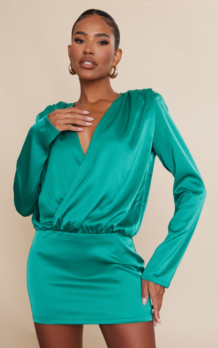 цена PrettyLittleThing Зеленое атласное платье-рубашка с глубоким вырезом и объемными подплечниками