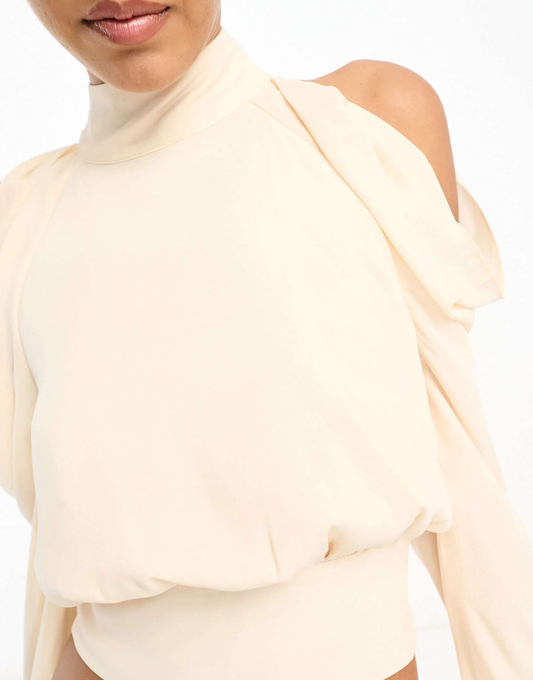 Кремовая блузка с высоким воротником и вырезами на плечах Pretty Lavish