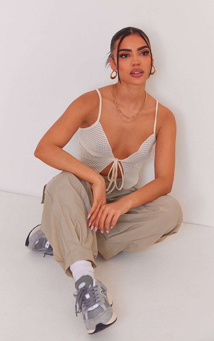

PrettyLittleThing Off-White Укороченный топ с текстурированной завязкой спереди