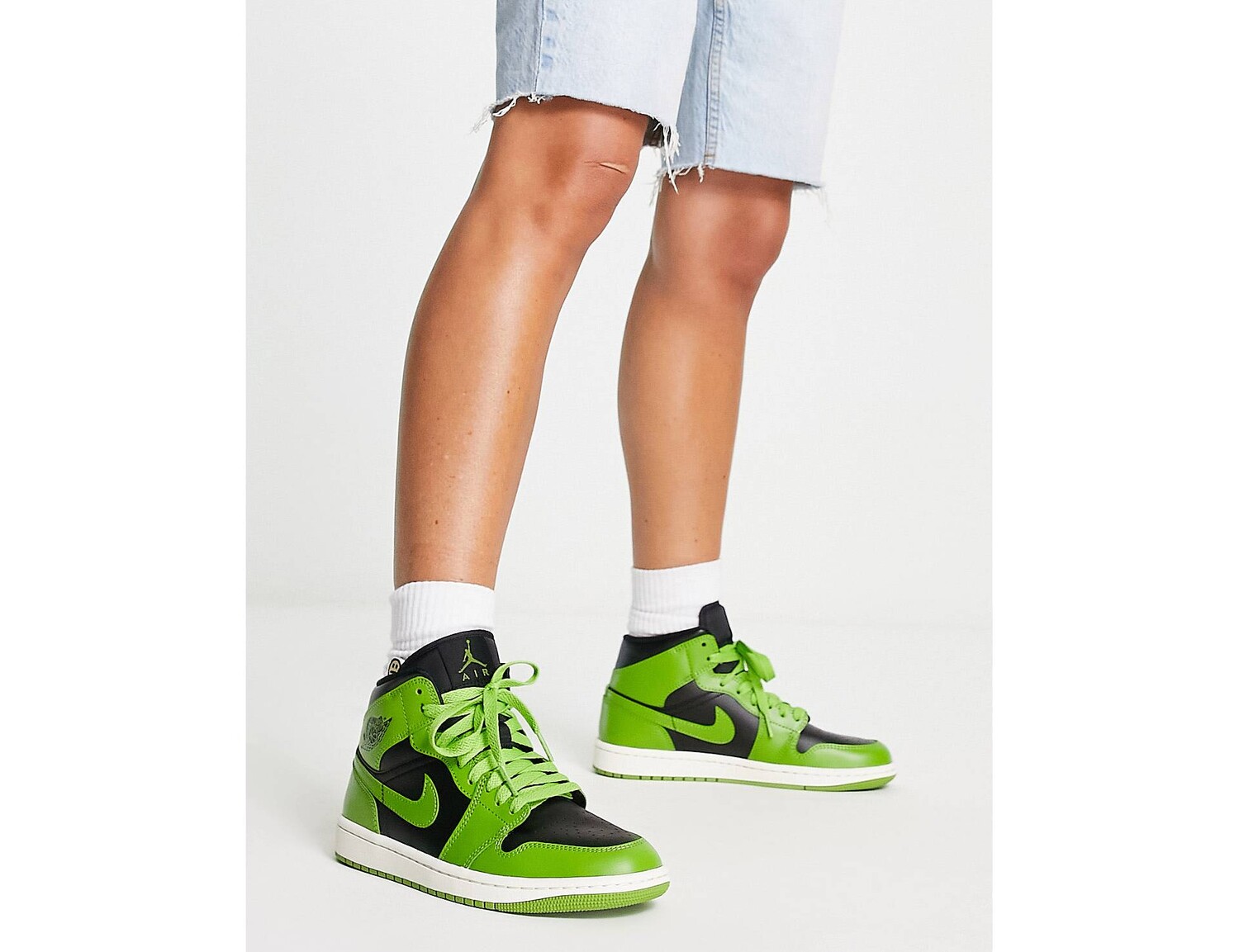 

Кроссовки Air Jordan 1 Mid зеленого цвета