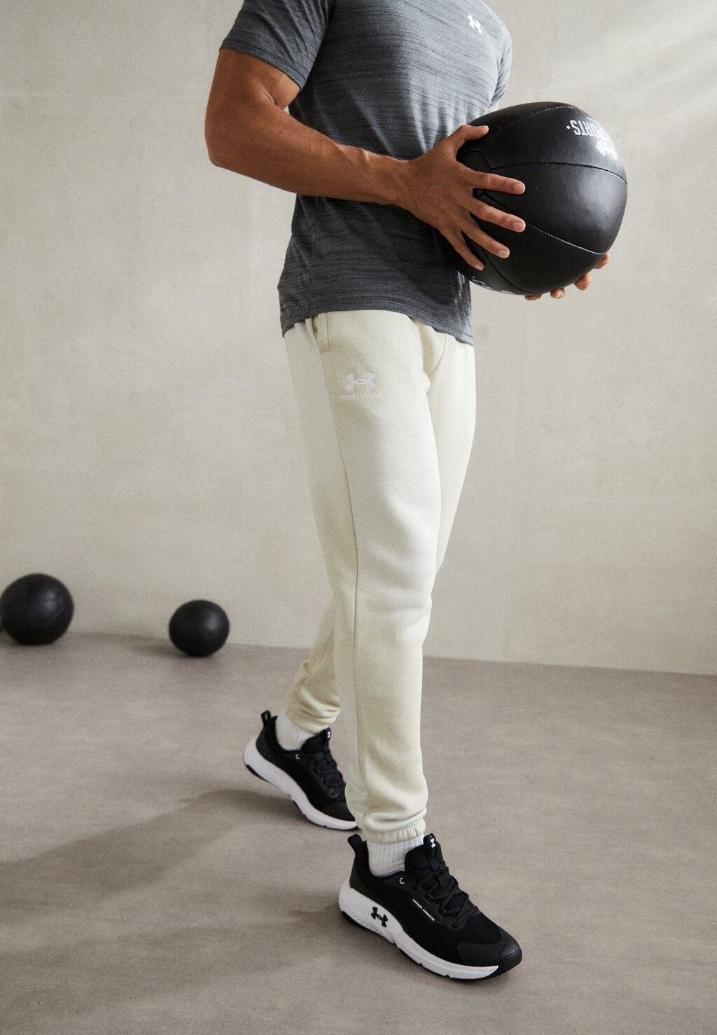 

Спортивные брюки ESSENTIAL NOVELTY Under Armour, основа хаки/белая глина/белый