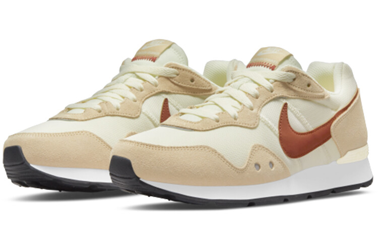 

Nike Wmns Venture Runner Wide, Coconut Milk, Coconut Milk/Rugged Orange