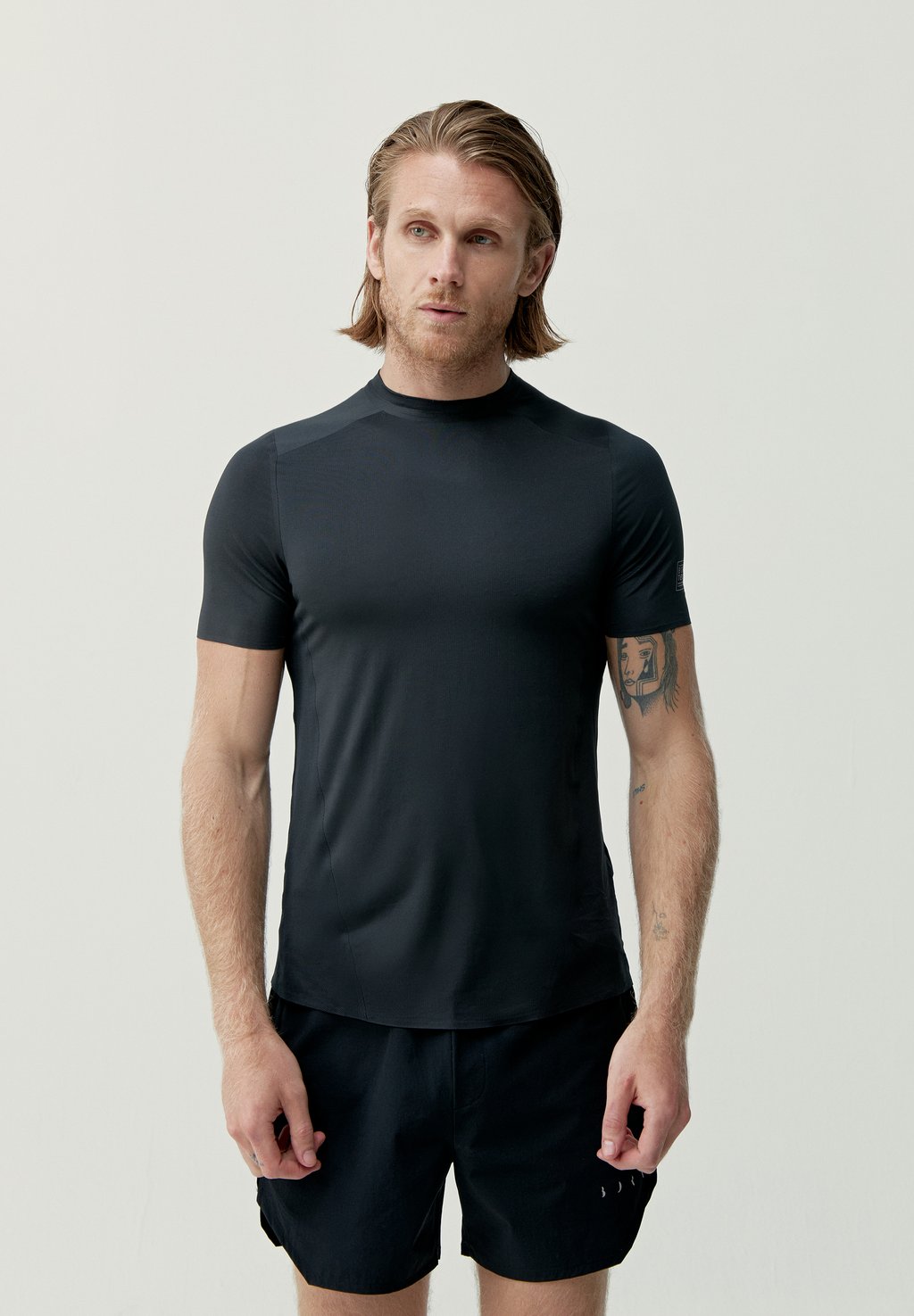 Базовая футболка Born Living Yoga, черный
