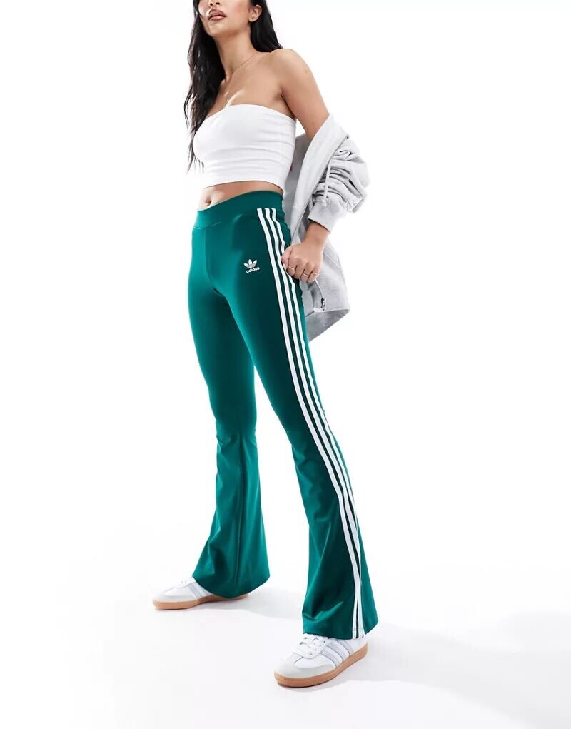 

Зеленые леггинсы с тремя полосками adidas Originals