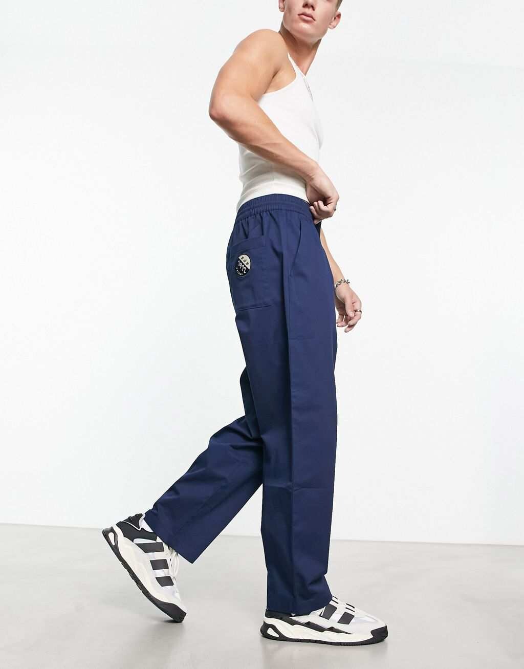 

Темно-синие брюки узкого кроя adidas Originals Bloke Pop - NAVY, Синий