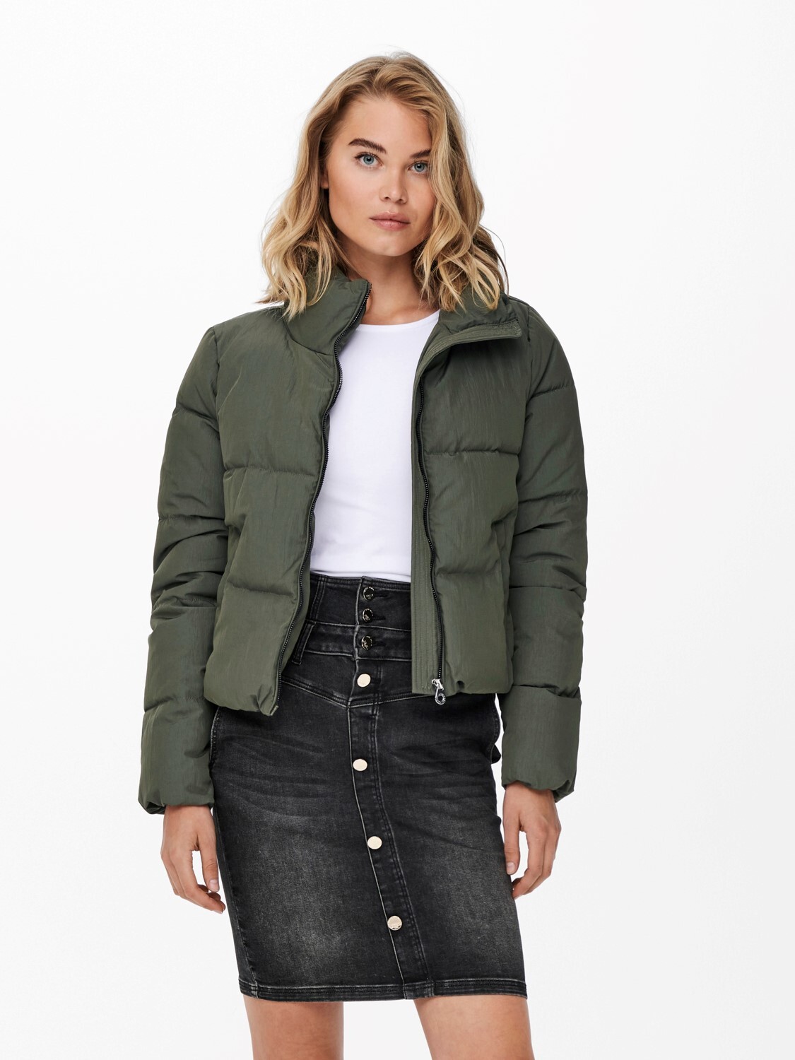 

Пуховик ONLY Kurze Modern Puffer Jackett ONLDOLLY, оливковый