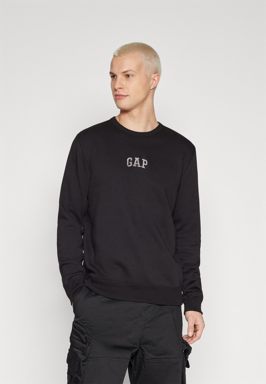 

Толстовка Family Logo Crew GAP, цвет true black