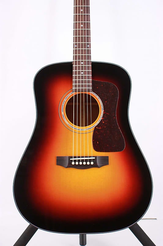 

Акустическая гитара Guild D-40 Traditional Gloss Nitro Antique Sunburst Acoustic Guitar w/Hard Case