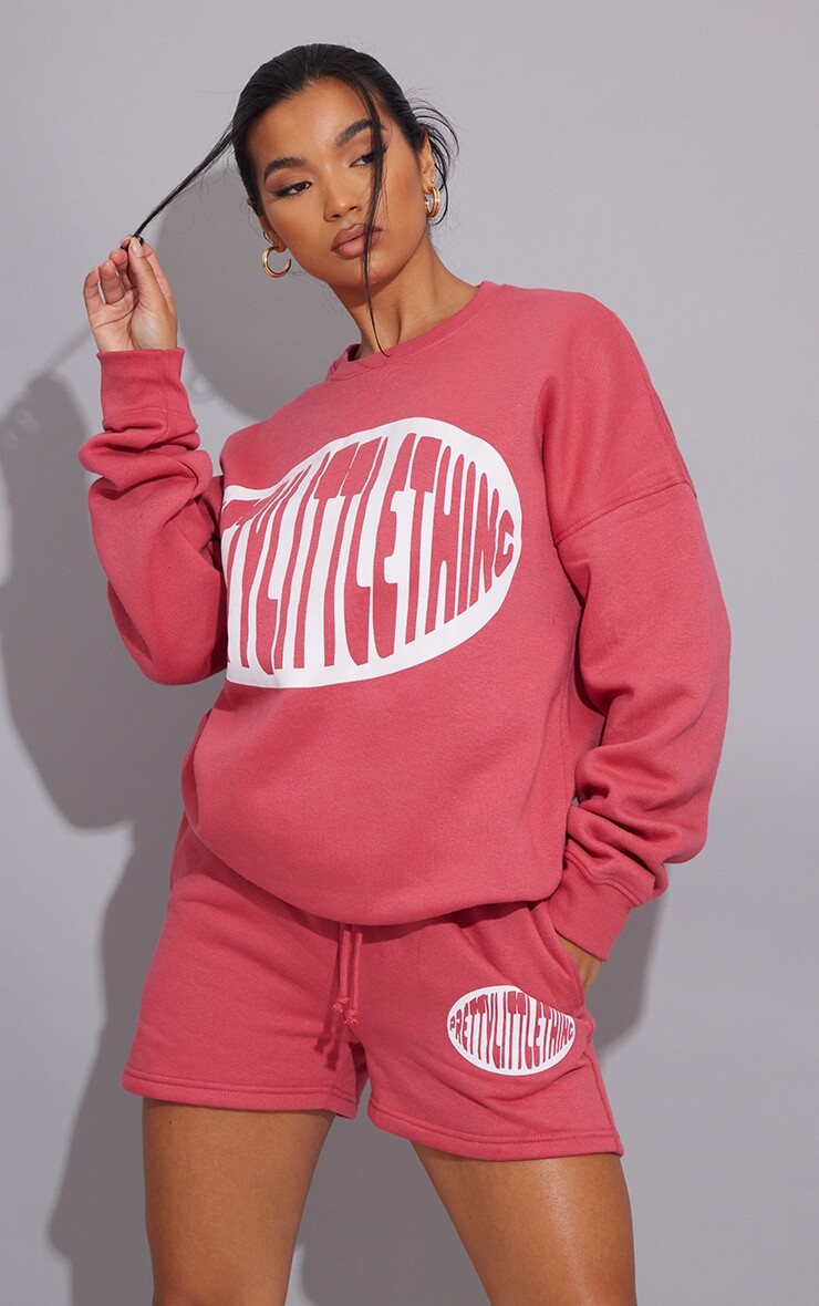 

PrettyLittleThing Темно-розовый свободный свитер с принтом