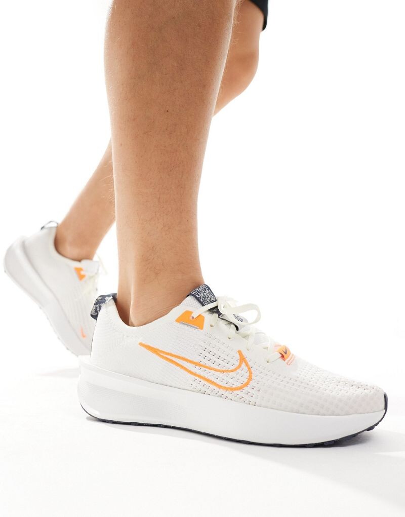

Бело-оранжевые кроссовки Nike Interact Run