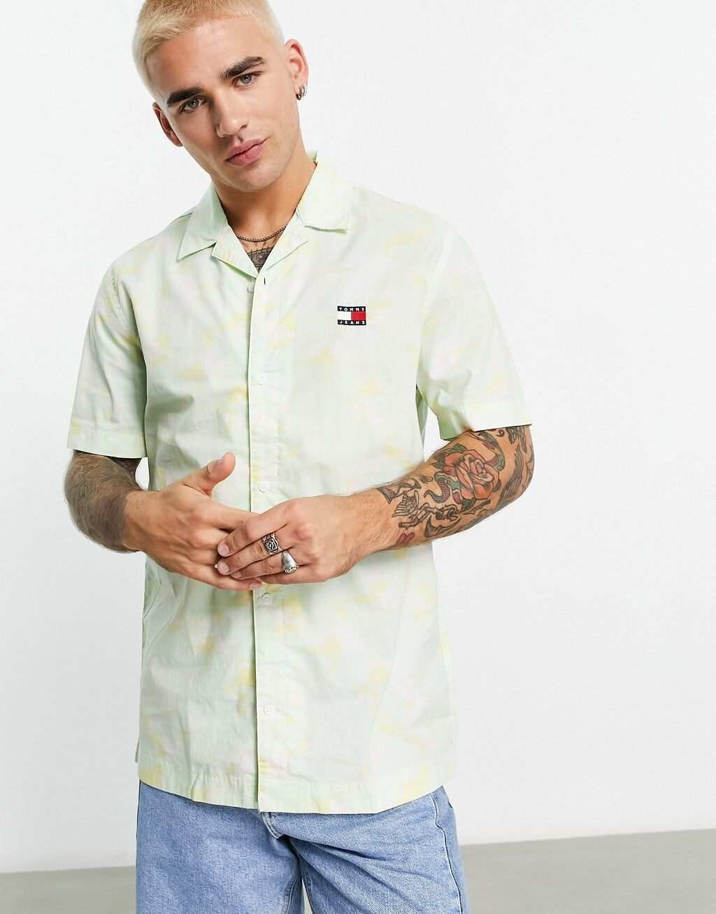 

Желтая камуфляжная рубашка с короткими рукавами Tommy Jeans классического кроя