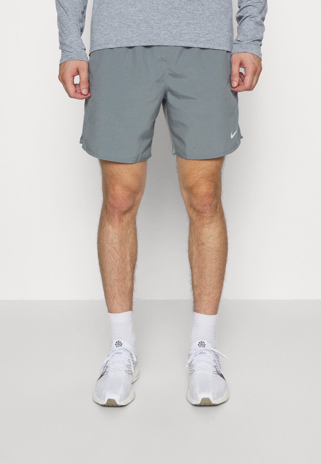 Спортивные шорты CHALLENGER SHORT Nike, дымчато-серый/дымчато-серый/черный/(светоотражающий серебристый)