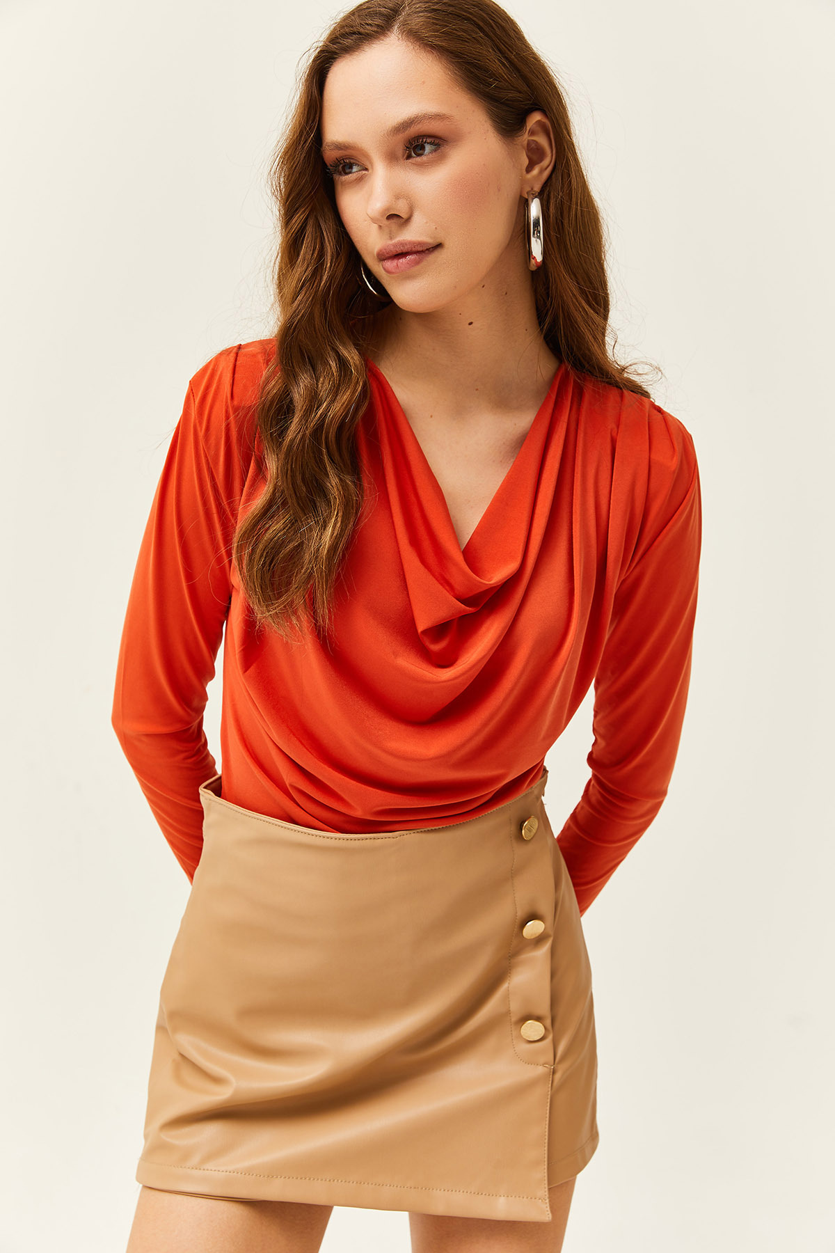 Женская оранжевая блузка со складками и воротником-стойкой Olalook, оранжевый
