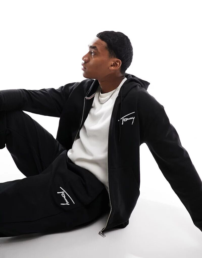 

Черное базовое худи Tommy Jeans стандартного кроя с графическим принтом, однотонное