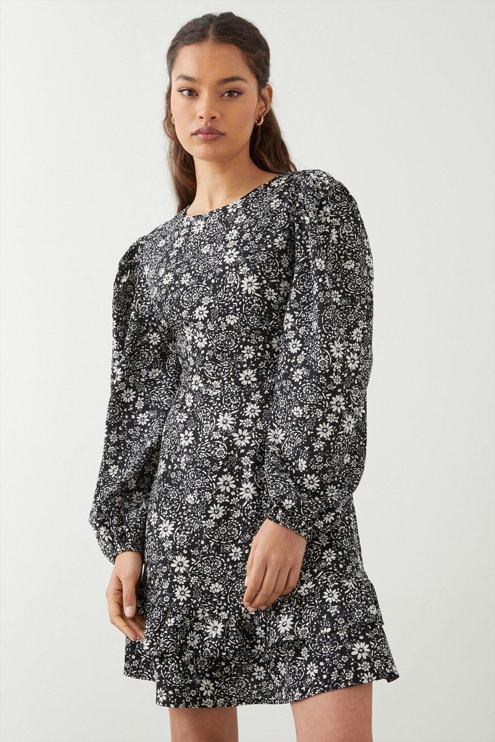 

Черное мини-платье Petite с оборками и узором пейсли Dorothy Perkins, черный