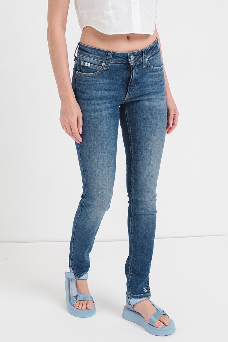 

Узкие джинсы с заниженной талией и разрезами по бокам Calvin Klein Jeans, синий