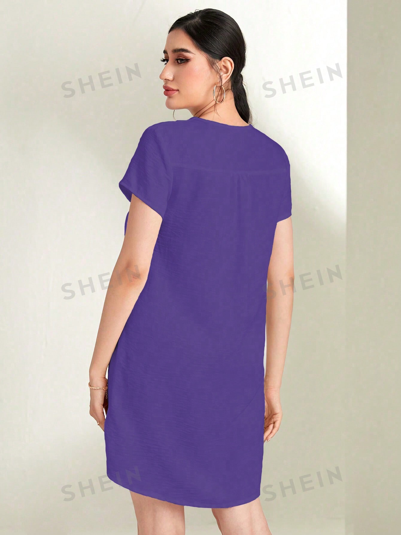 Женское платье трапециевидного силуэта с короткими рукавами и V-образным вырезом, фиолетовый